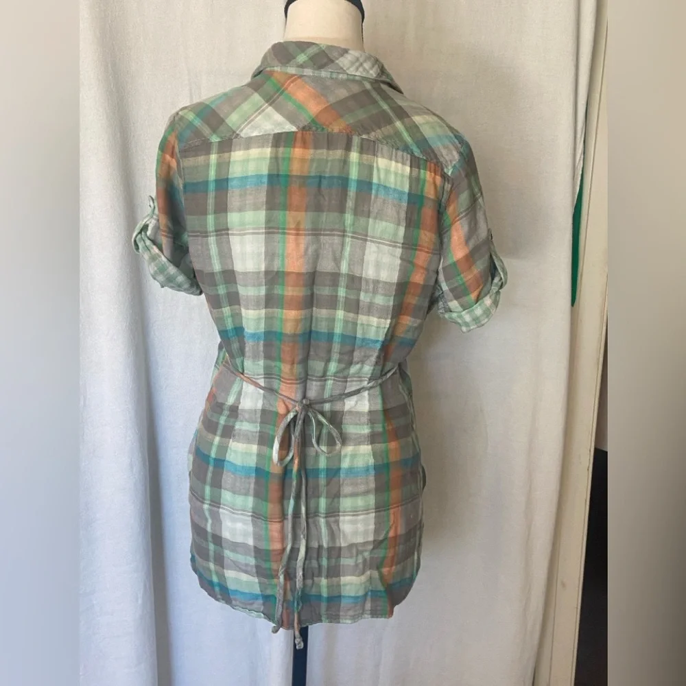 Green and gray plaid shirt butterfly on the pocket ties in the back size medium